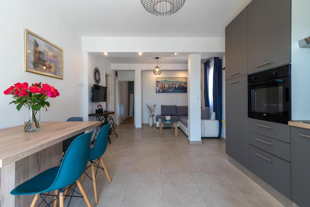 Apartments Dobrila Kaštel Novi Eksteriør bilde